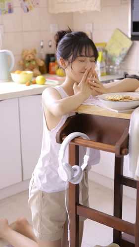 小妾眼一红，王爷他抱着哄