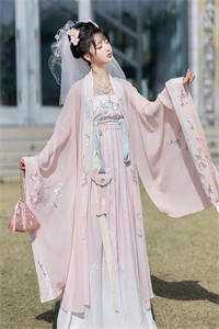 新婚夜，替嫁娇妻宠上天