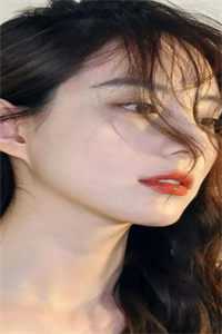 穿成炮灰女配，四个大佬轮番宠