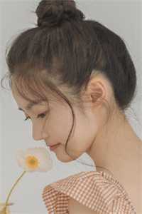 活成前任白月光后，她桃花朵朵开