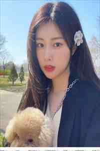 活成前任白月光后，她桃花朵朵开