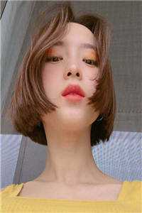活成前任白月光后，她桃花朵朵开