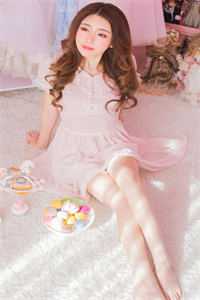 活成前任白月光后，她桃花朵朵开