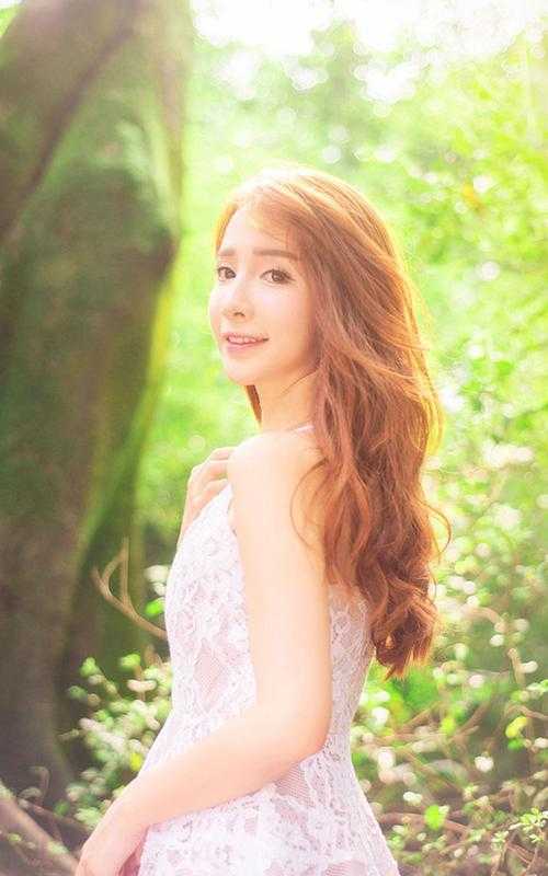 活成前任白月光后，她桃花朵朵开