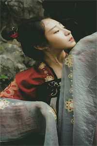 活成前任白月光后，她桃花朵朵开