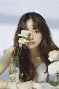 活成前任白月光后，她桃花朵朵开