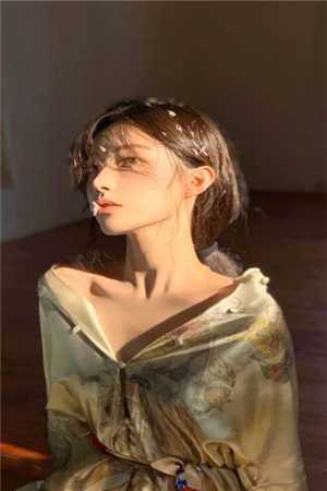 藏月不藏花