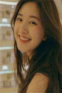 活成前任白月光后，她桃花朵朵开