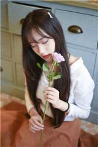 装成小白花后，她缠上了隔壁糙汉