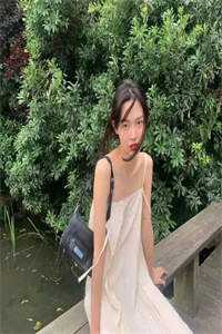重生后，闺蜜跳进河里捞富贵