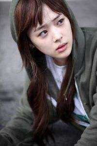 女儿被欺凌惨死后，我拿一等功勋章跪求军区