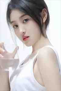 女儿生日宴，老婆和初恋热吻拍全家福
