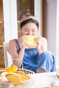 京圈太子爷的私房照上热搜后，清冷佛女她坐不住了