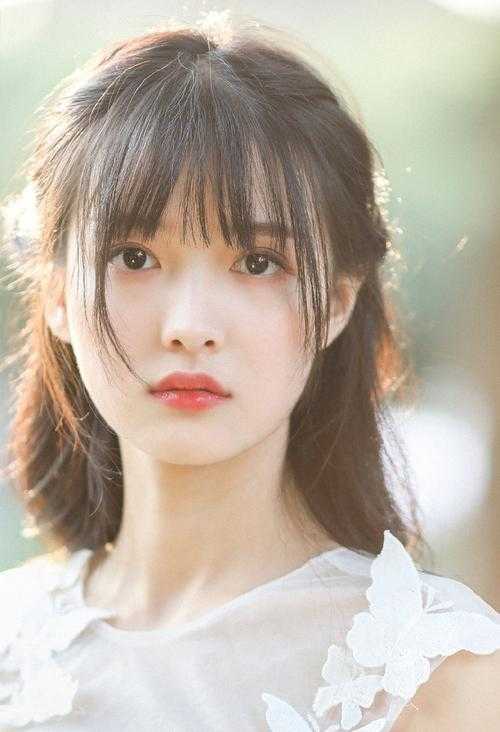 全家福上凭空多出的红裙女人