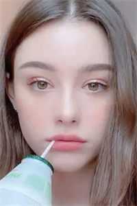 男人一身高定西装