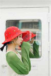 女儿火化时，渣总在陪白月光女儿过生日